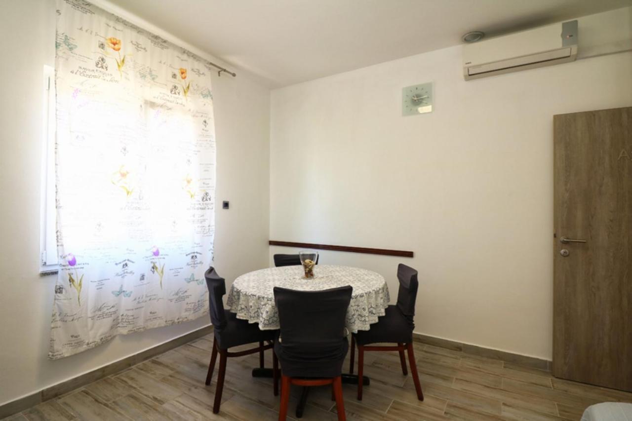 Apartmani Mikin Betina  Exterior photo