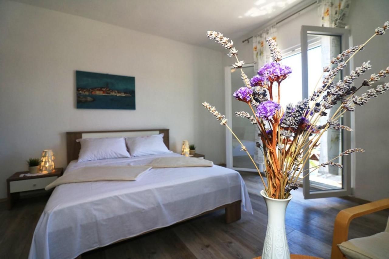 Apartmani Mikin Betina  Exterior photo