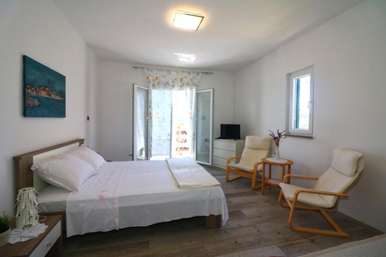 Apartmani Mikin Betina  Exterior photo