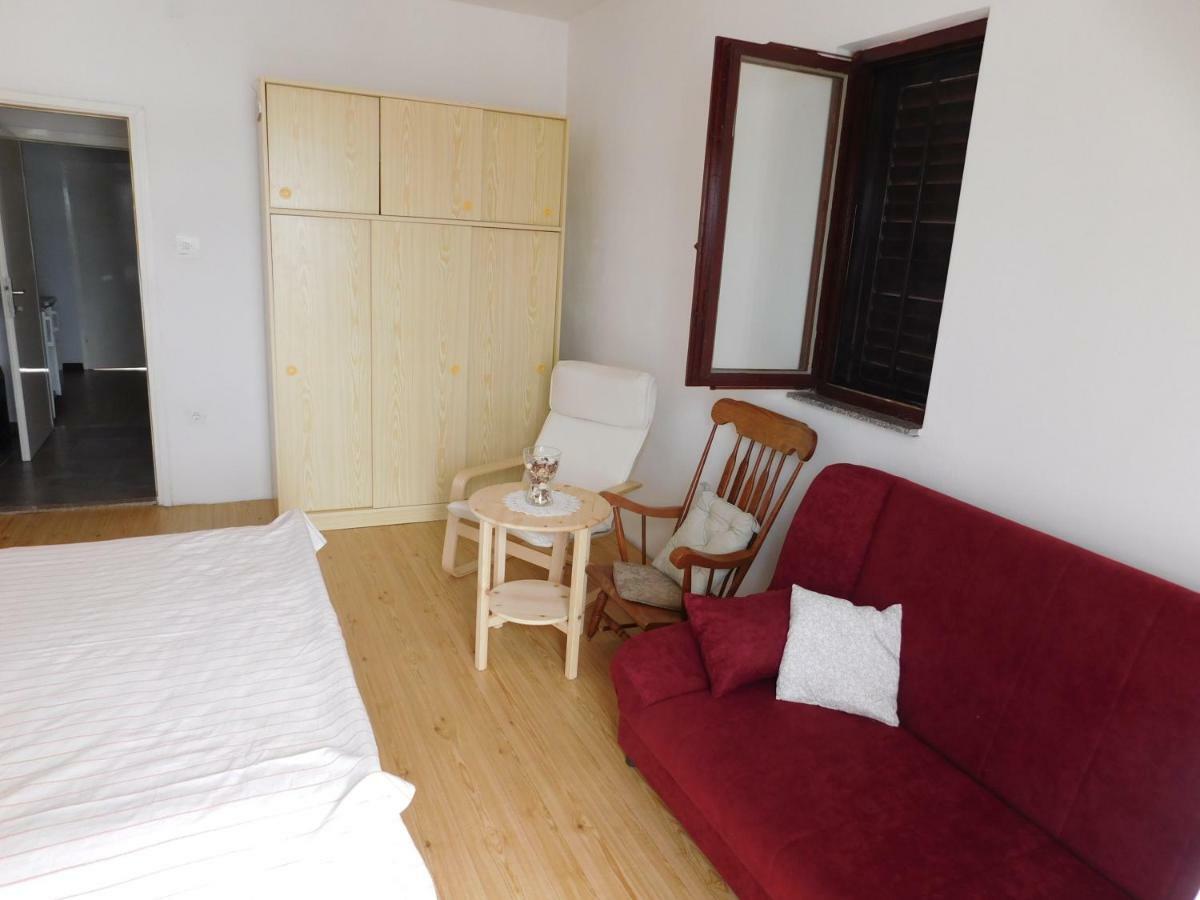 Apartmani Mikin Betina  Exterior photo