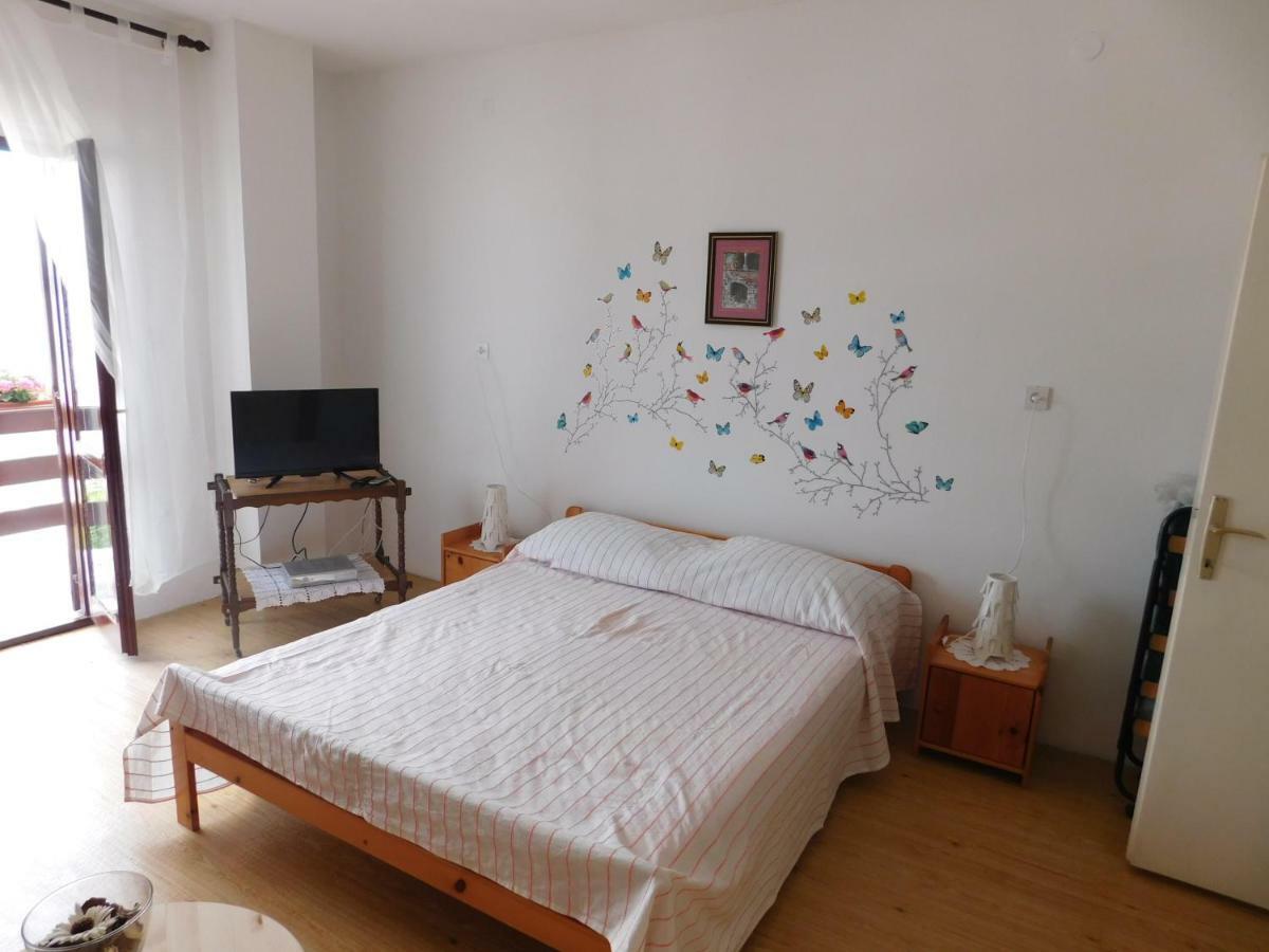 Apartmani Mikin Betina  Exterior photo