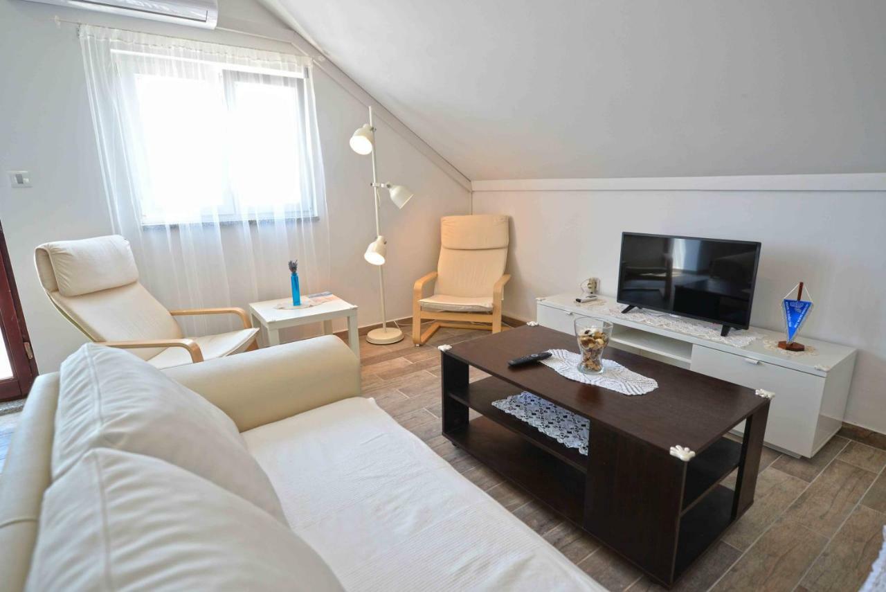Apartmani Mikin Betina  Exterior photo