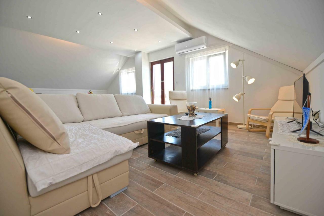 Apartmani Mikin Betina  Exterior photo