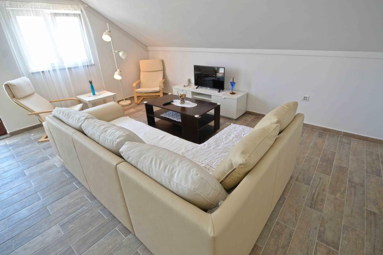 Apartmani Mikin Betina  Exterior photo