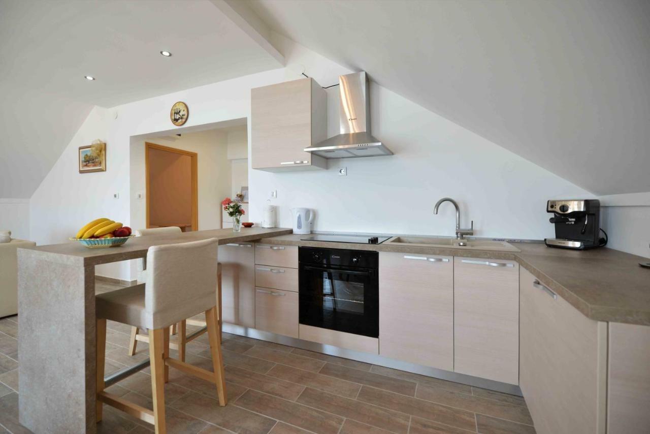 Apartmani Mikin Betina  Exterior photo