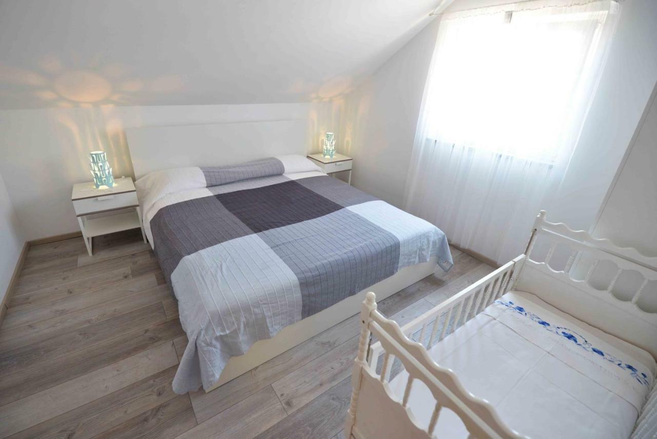 Apartmani Mikin Betina  Exterior photo